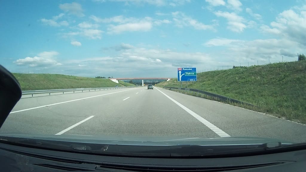 Bild zur Frage: Welchen minimalen Abstand sollen Sie zum vorausfahrenden Fahrzeug einhalten, falls Sie mit einem PkW mit zulässiger Höchstgeschwindigkeit diese Straße fahren?