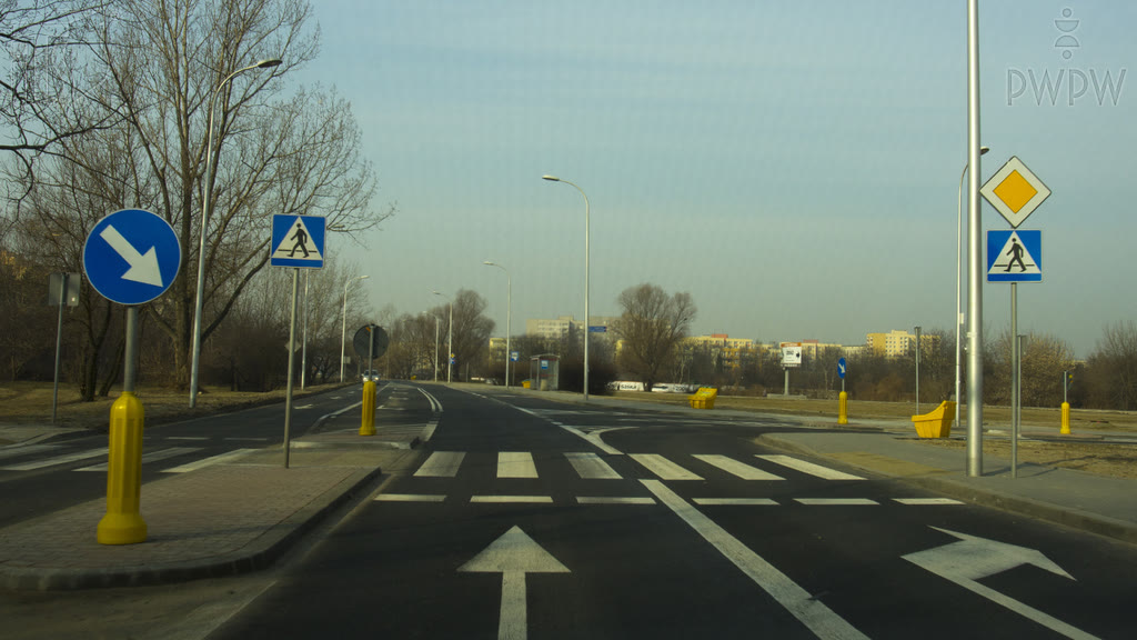 Question illustration: Are you obliged in this situation to slow down when there are no pedestrians on the road?