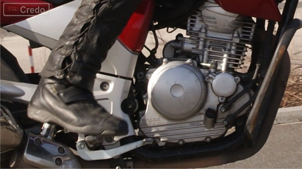 Question illustration: When riding a motorcycle, what effect do you obtain from engine braking?