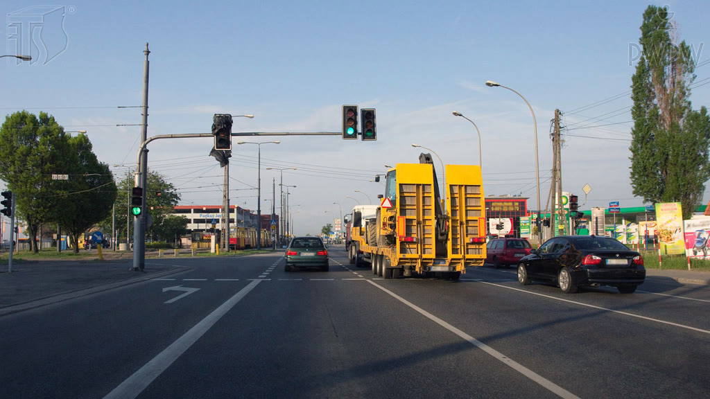 Question illustration: In this scenario, is it prohibited to overtake an articulated vehicle?