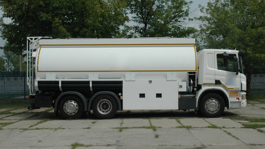Question illustration: Where on a vehicle should the warning sign be placed to indicate transport of dangerous goods?