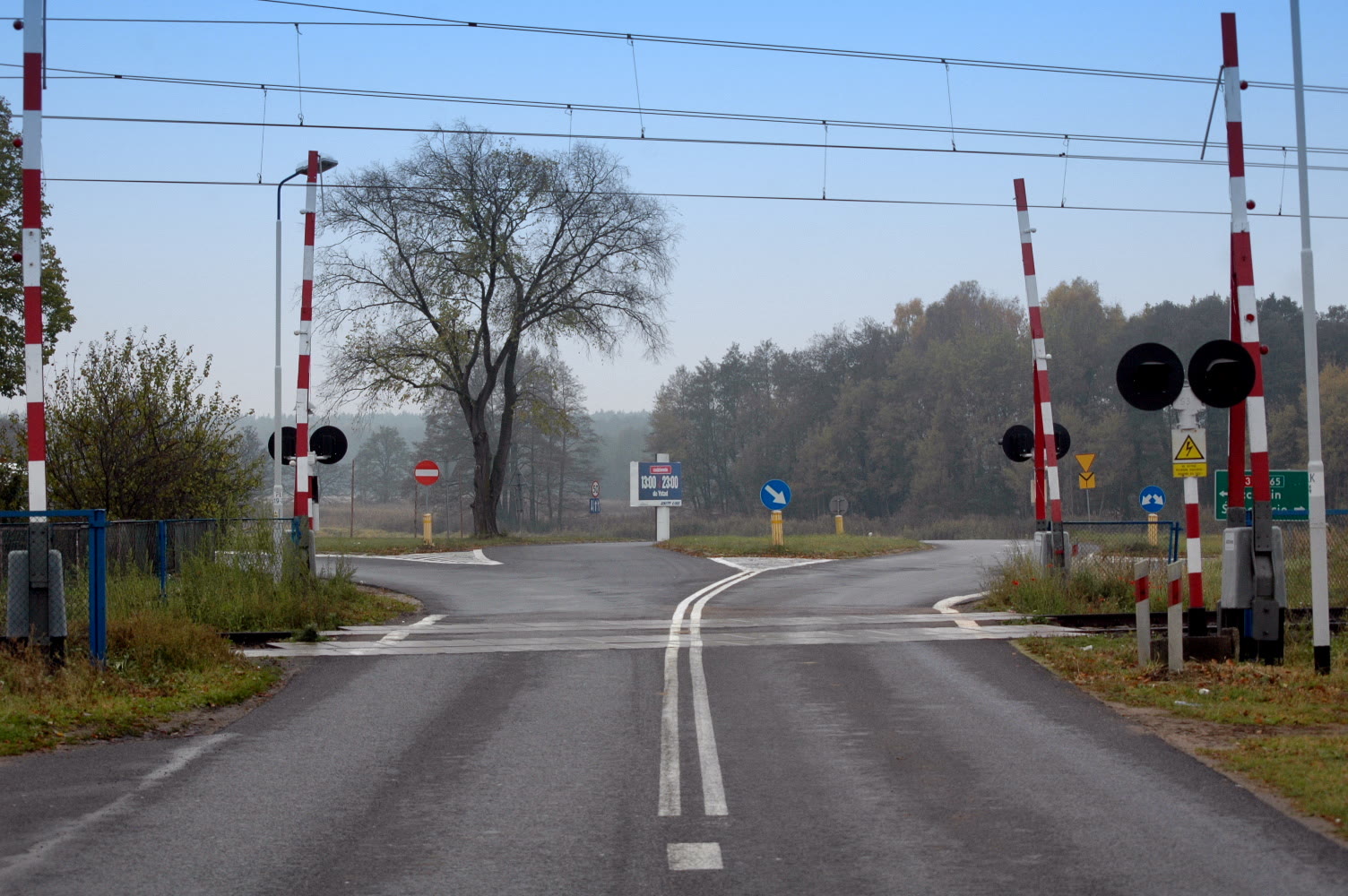 Question illustration: When approaching a level crossing with barriers, should you take into account that, for various reasons, the safety devices might not close the crossing in time?