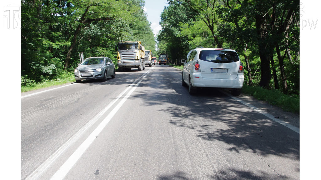 Question illustration: While parking a broken-down car on a paved road outside a built-up area, do you have to leave the low-beam lights on?