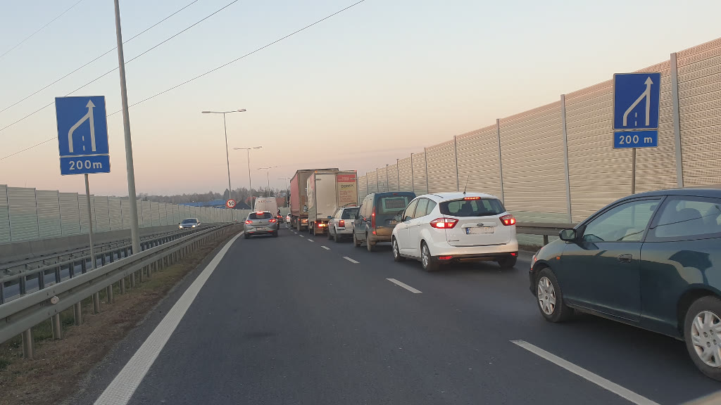 Bild zur Frage: Ist der Fahrer auf der rechten Spur nach dem Passieren des Zeichens verpflichtet, Ihnen den Spurwechsel zu ermöglichen?