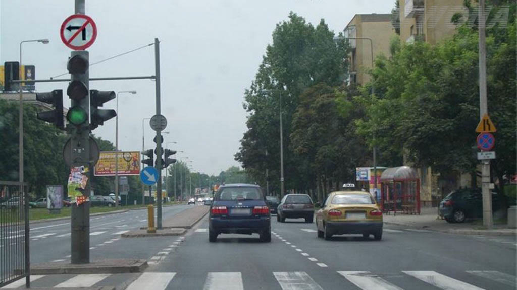 Ілюстрація до питання: Чи у ситуації, яку Ви бачите, коли надається цей світловий сигнал Ви маєте право повертати ліворуч на перехресті?