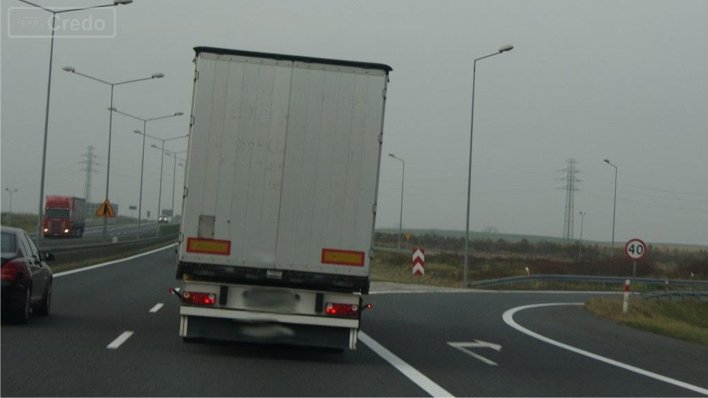 Bild zur Frage: Wie soll man sich verhalten, falls man die Ausfahrt auf einer verkehrsreichen Straße überfährt?
