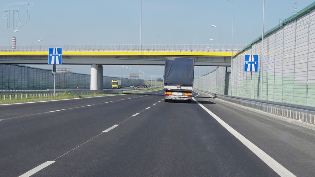 Ilustracja do pytania: Czy maksymalna prędkość, z jaką możesz jechać samochodem osobowym na drodze za tym znakiem wynosi 120 km/h?