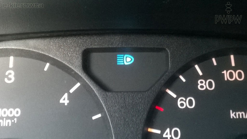 Question illustration: This blue control light informs you that the following lights are switched on: