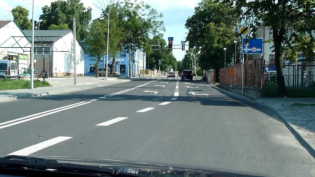 Ілюстрація до питання: Чи маєте Ви право на цьому місці перестроїтися зі своєї смуги у ліву смугу?