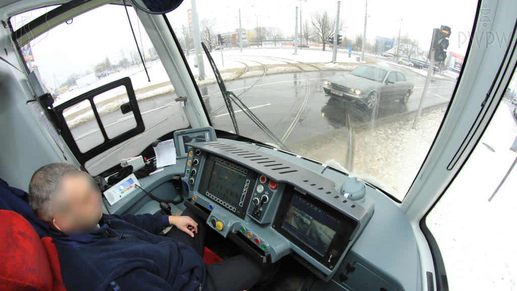 Bild zur Frage: Soll man beim Straßenbahnhalt wegen der Verkehrslage das Warnblinklicht gebrauchen?