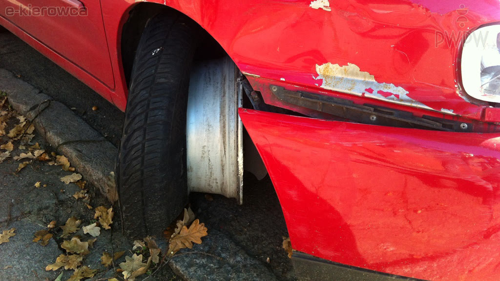 Question illustration: You are involved in an accident in which only your vehicle was damaged. Are you obliged to remove it from the place of the accident, so that it does not block the traffic or pose a threat to other traffic users?