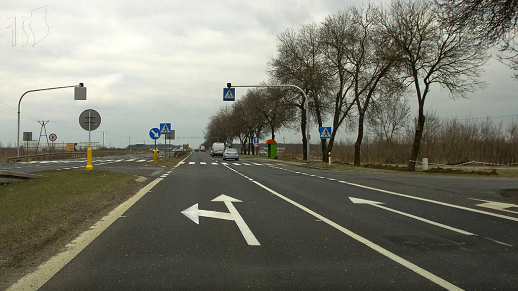 Question illustration: Are you allowed to wait  at the nearest junction for the possibility of making a U-turn within the lane dividing the roadways?
