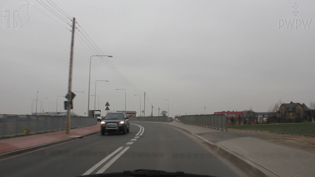 Bild zur Frage: Wie dürfen Sie mit einer landwirtschaftliche Zugmaschine mit Anhänger nach rechts einbiegen, wenn man dieses Manöver durch die Maße der Fahrzeugkombination von der rechten Fahrbahn nicht beginnen kann?