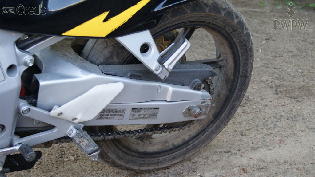 Bild zur Frage: Sie fahren Motorrad beim Regen. Wie sollen Sie reagieren, wenn Sie spüren, dass das Hinterrad des Motorrads den Bodenkontakt verliert?