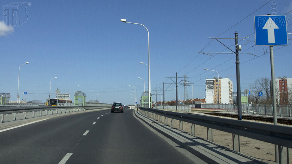 Bild zur Frage: Darfst du auf der mit diesem Zeichen gekennzeichneten Fahrbahn wenden?