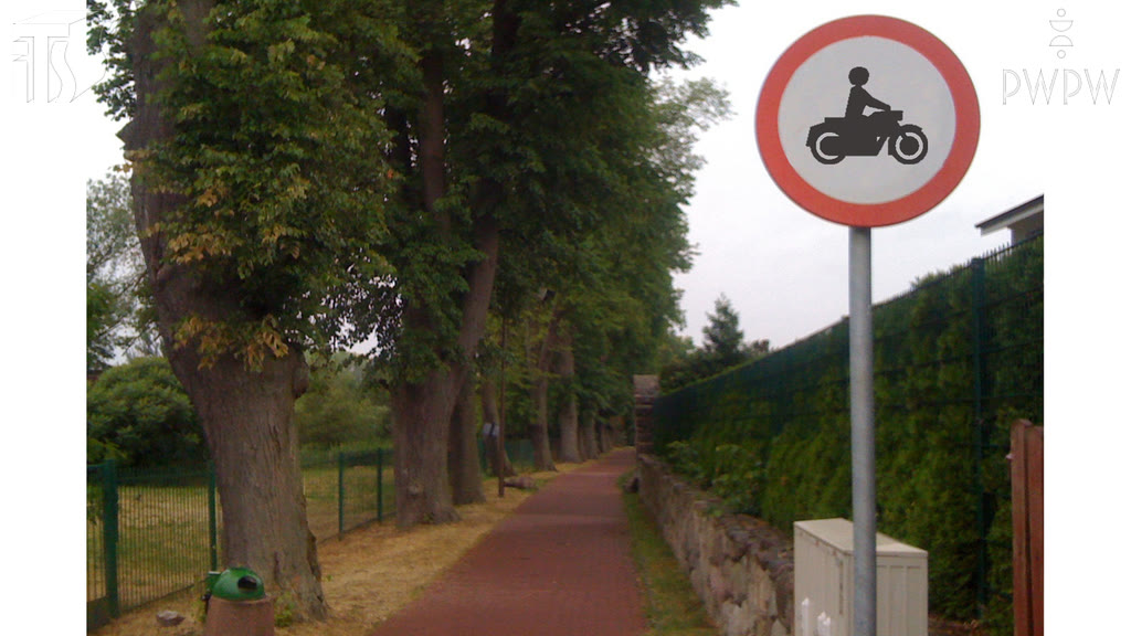 Bild zur Frage: Welches von den genannten Fahrzeugen darf in die Straße hinter diesem Verkehrszeichen nicht einfahren?