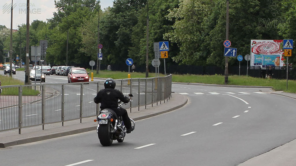 Bild zur Frage: Welcher der hier genannten Faktoren hat den größten Einfluss auf die Länge des Bremswegs eines Motorrads, wenn die Witterungsverhältnisse während der Fahrt gut sind?