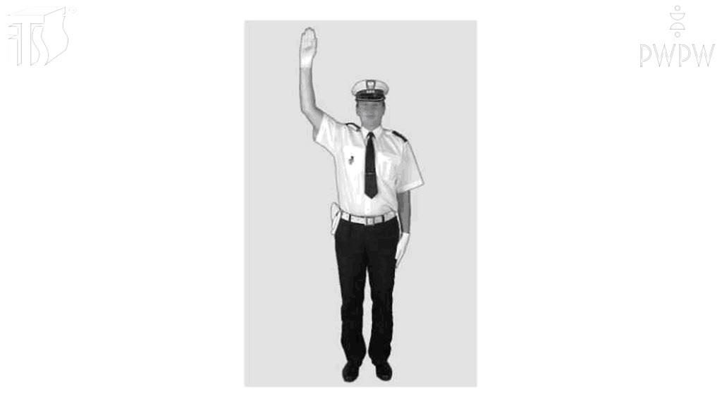 Ilustracja do pytania: Czy widząc taką postawę policjanta kierującego ruchem możesz wjechać na skrzyżowanie?