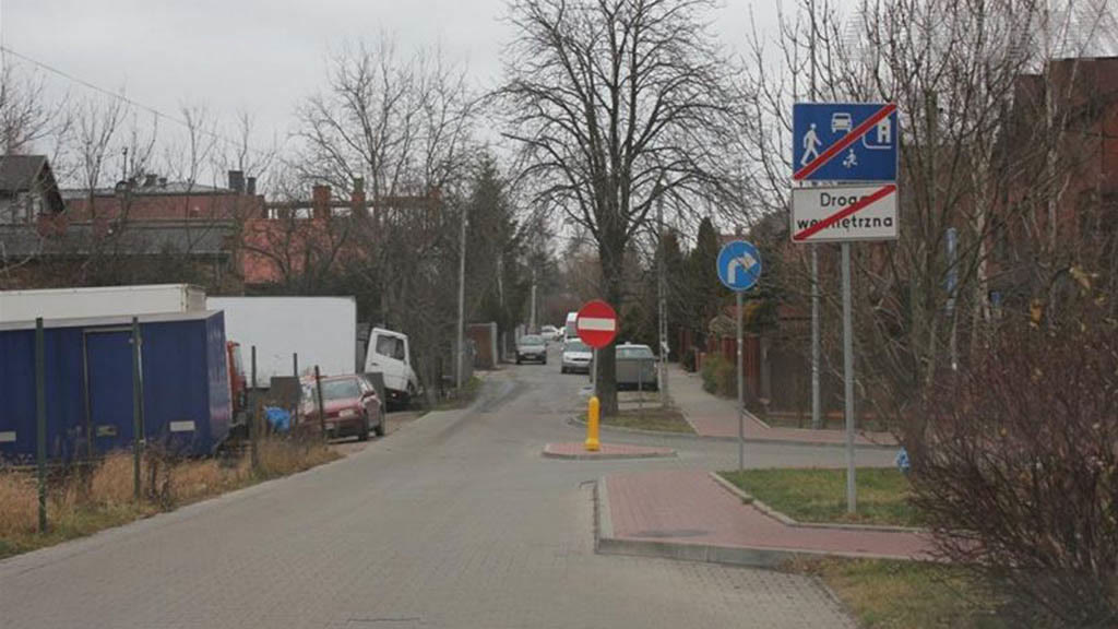 Question illustration: Are merging into traffic behind this information signs?