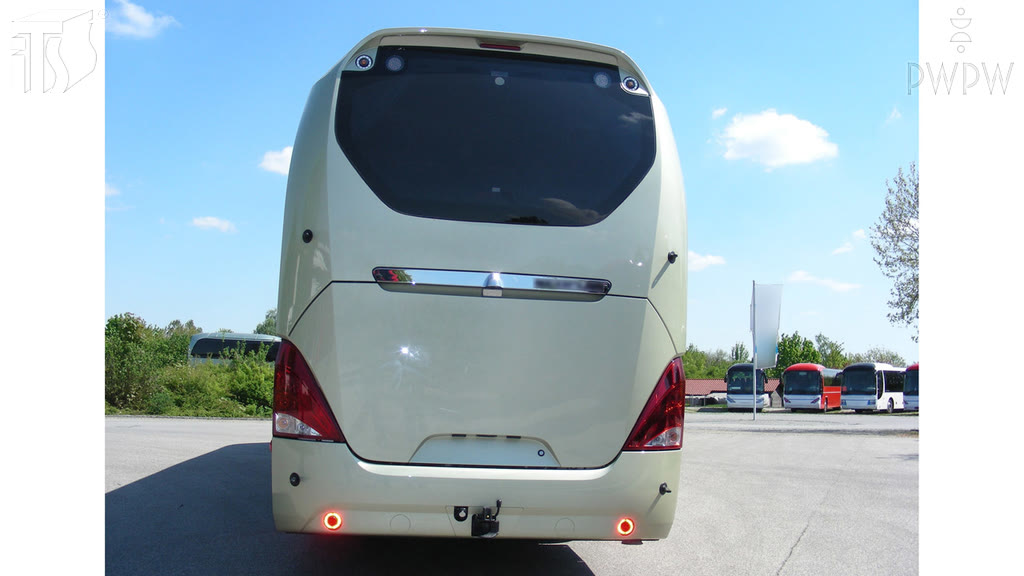 Question illustration: While driving a bus, when do you have to turn off the rear anti-fog lights?