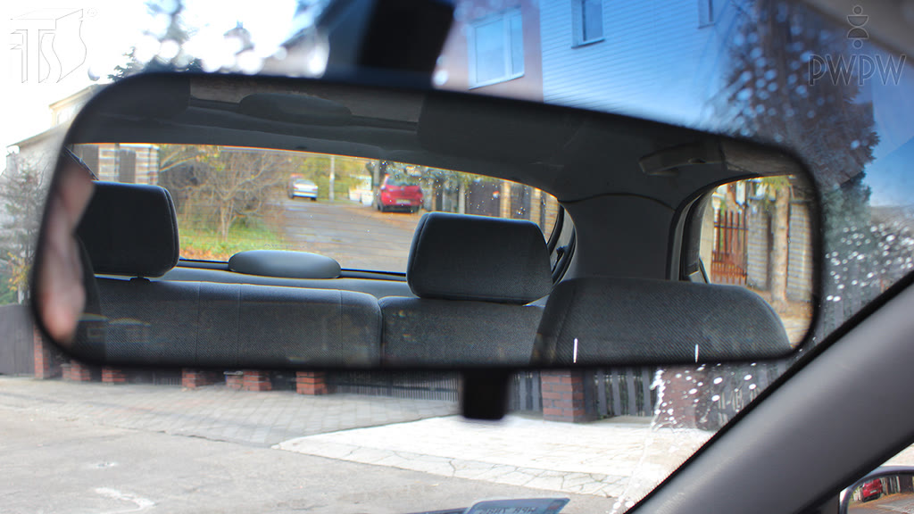 Question illustration: How should you properly position the rear-view mirror?