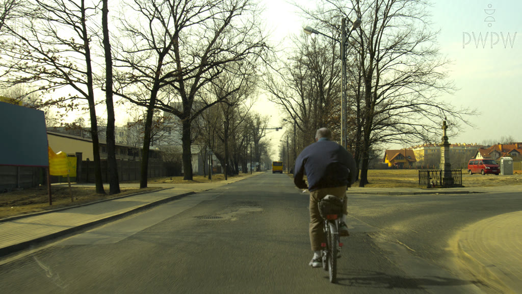 Question illustration: Is overtaking a cyclist forbidden in this situation?