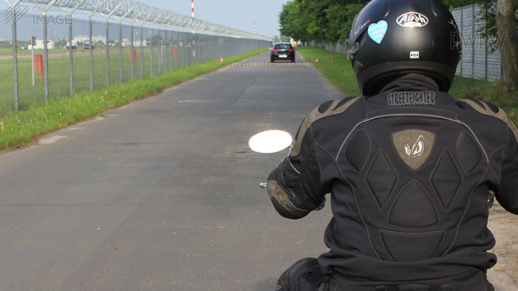 Question illustration: Which of the following factors can limit your field of vision on the road when riding a motorcycle during the day?