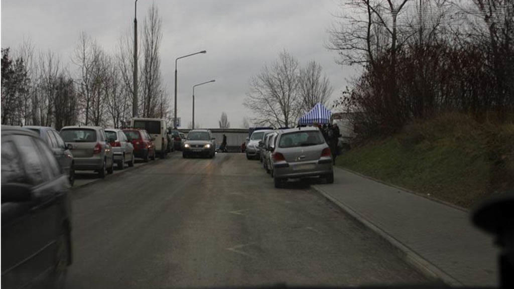 Bild zur Frage: Darf man in dieser Situation vor dem Fahrzeug im Gegenverkehr fahren?