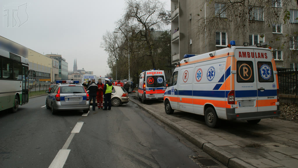 Question illustration: If you're involved in a car accident in which there are injured persons, can you leave the scene of the accident once the ambulance service has been called?