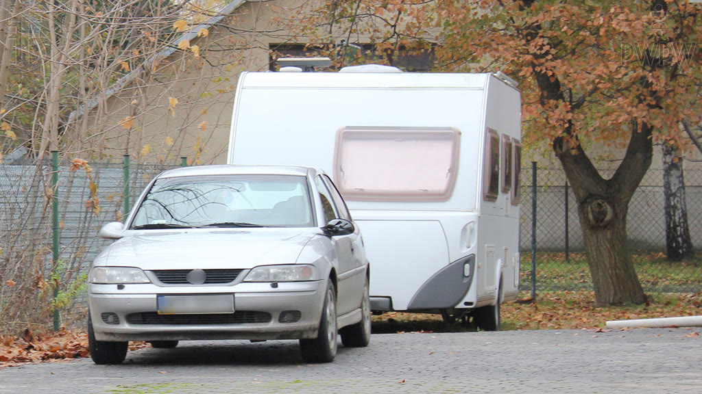 Bild zur Frage: Wie darf die maximale Länge der Fahrzeugkombination, der aus einem Pkw und einem Wohnanhänger besteht, sein?