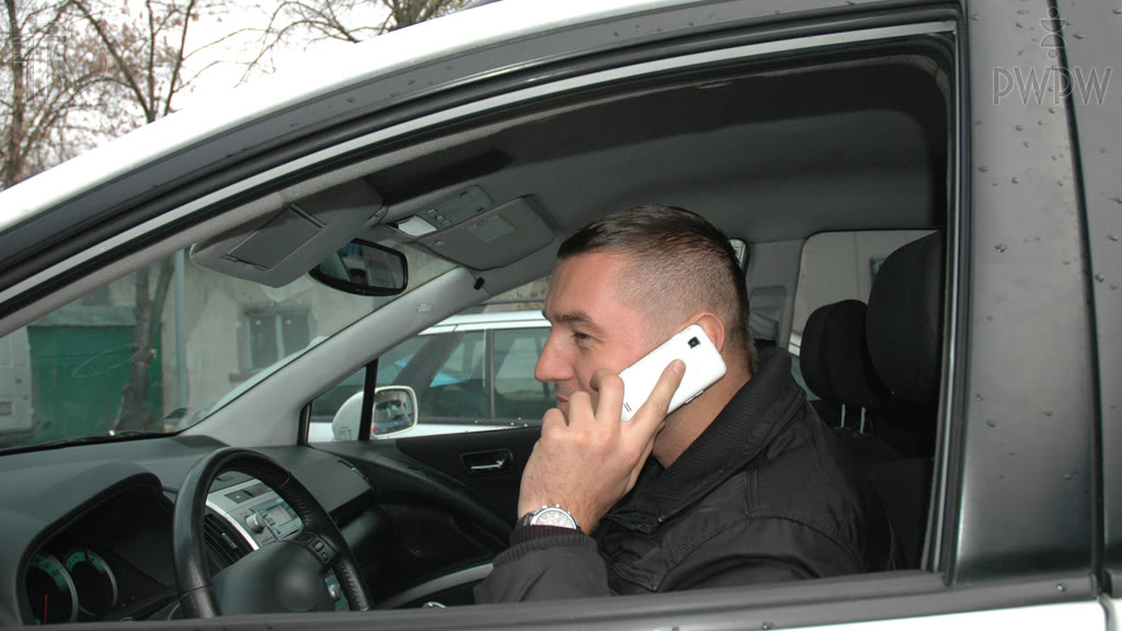 Bild zur Frage: Verletzen Sie die Vorschriften der Verkehrsordnung, wenn Sie während der Fahrzeugführung telefonieren und das Telefon in der Hand halten?