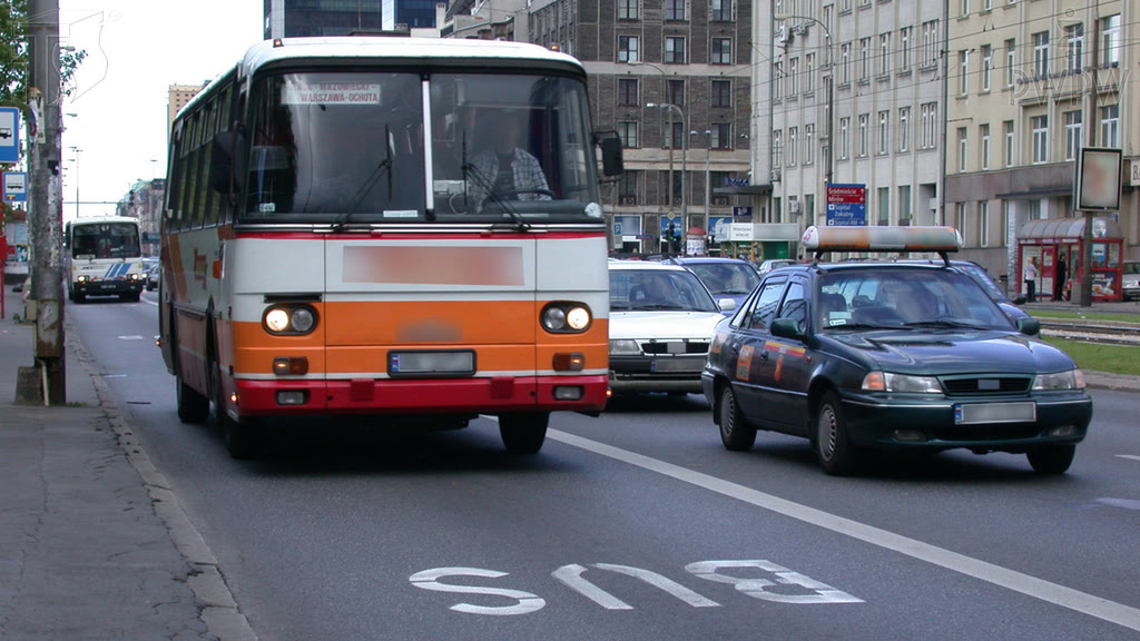 Ilustracja do pytania: Czego nie możesz robić kierując autobusem przewożącym osoby?