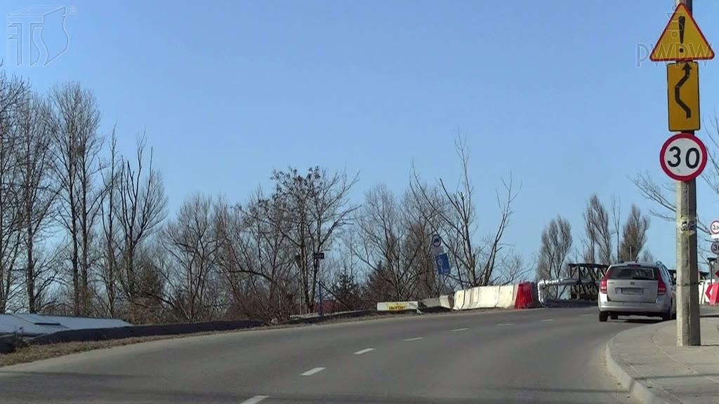 Question illustration: Are you warned in this situation of a danger following from an unexpected change in the traffic direction?