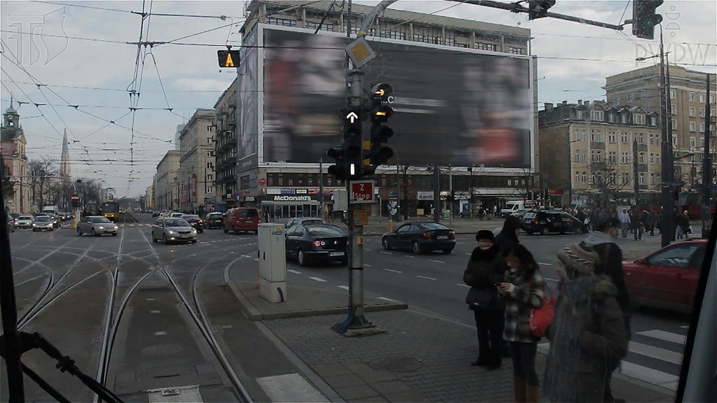 Question illustration: Does this sign placed under the signalling device indicate that it is prohibited to enter the railroad switch and an obligation to stop and check whether the switch rails are properly positioned?