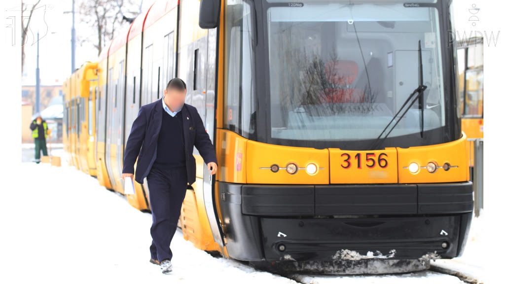 Question illustration: Prior to moving away from the tram, are you obliged to secure it from being started by an unauthorized person?