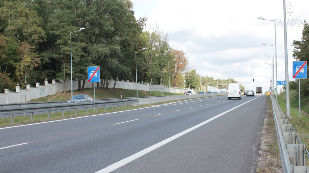 Question illustration: If you drive a bus whose maximum speed limit is up to 100 km/h, what's the maximum speed at which you can drive on the road once you go past this sign?