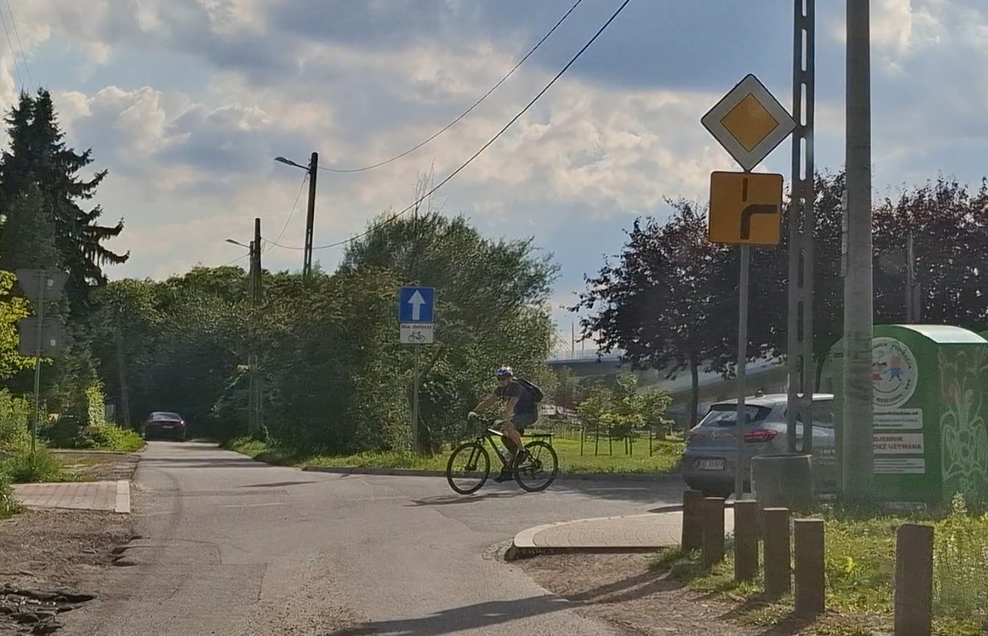 Question illustration: In this scenario, when driving straight ahead, do you have the right of way over the cyclist?