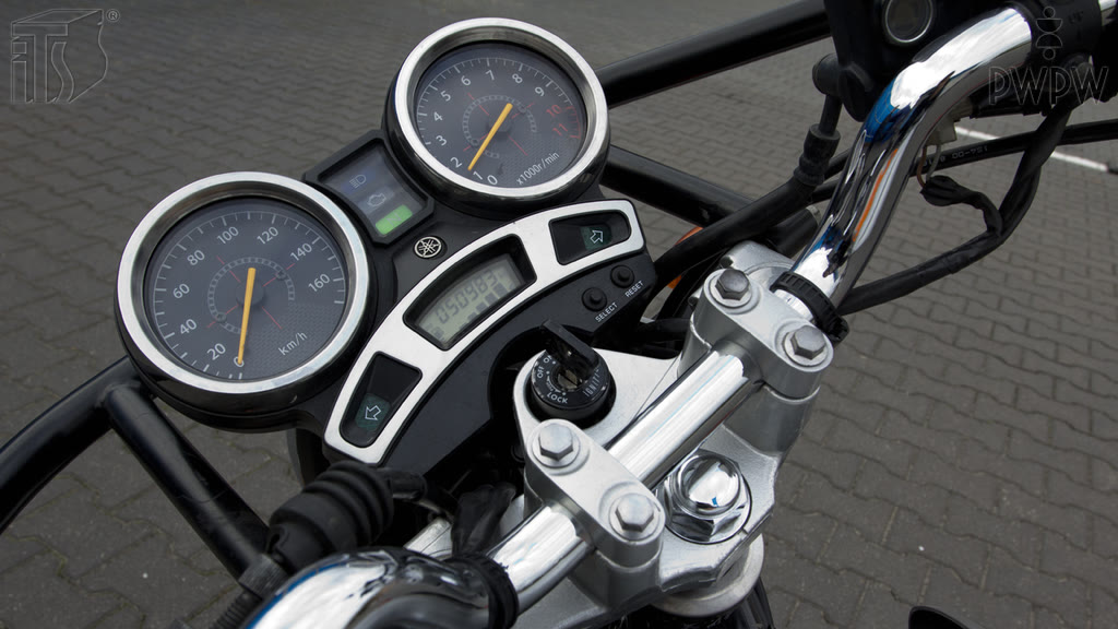 Bild zur Frage: Darfst man sich von dem Motorrad während des Parkens entfernen, wenn der Motor läuft?
