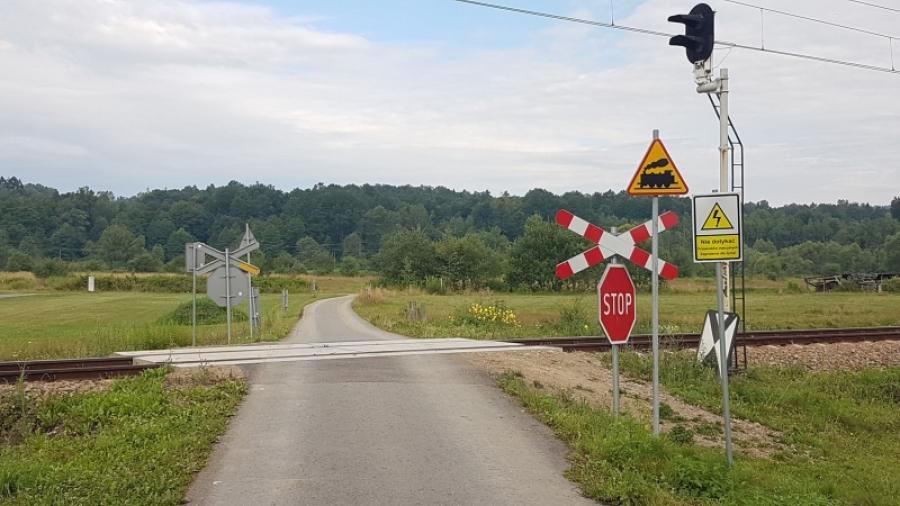 Question illustration: When approaching a level crossing with infrequent train traffic, are you always required to check for any approaching trains?