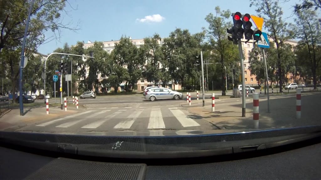 Bild zur Frage: Sie möchten rechts abbiegen. Halten Sie in dieser Situation vor der Ampel an?