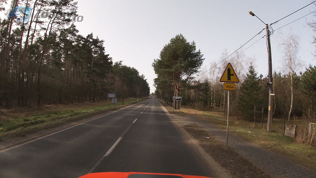 Bild zur Frage: Warnt das Zeichen vor einer Kreuzung mit einer Nebenstraße an der rechten Seite?
