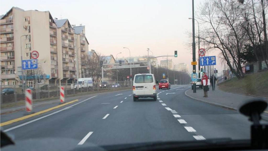 Question illustration: In the visible situation, do the horizontal signs on the roadway allow you to change lanes to the left?