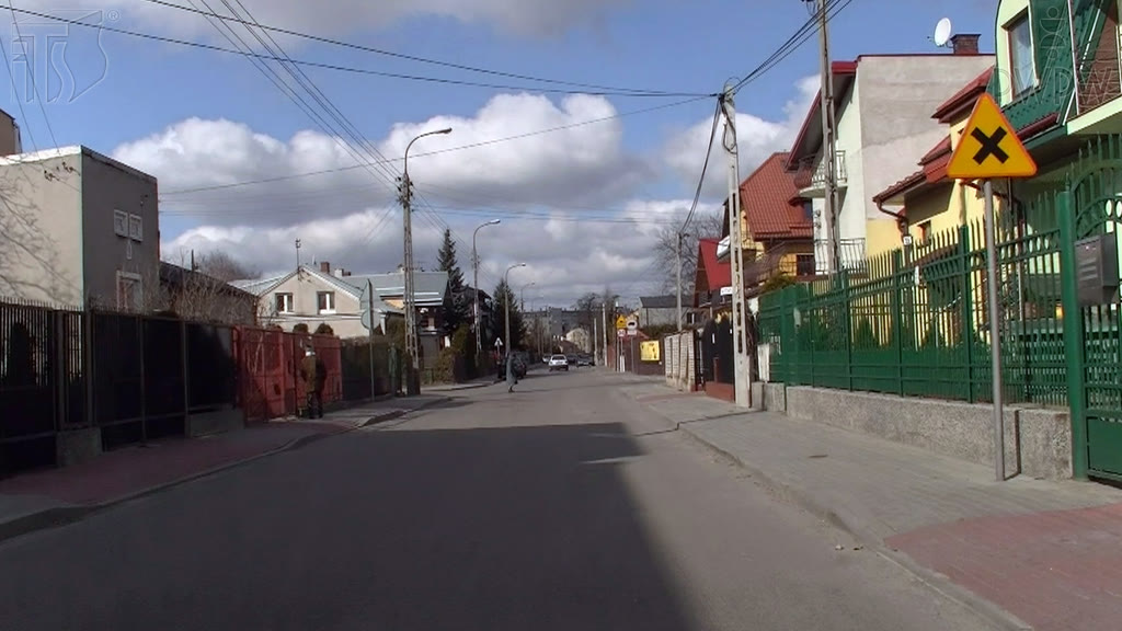 Question illustration: Are you warned in this situation of an intersection where there are no right of way signs?
