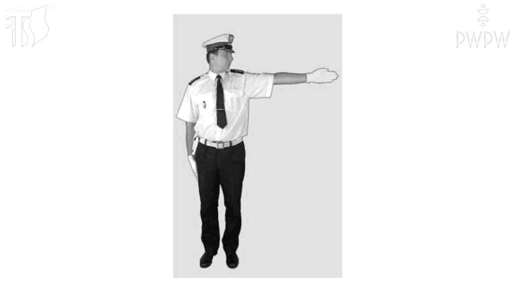 Ilustracja do pytania: Czy widząc taką postawę policjanta kierującego ruchem masz prawo wjechać na skrzyżowanie z zamiarem skrętu w prawo?