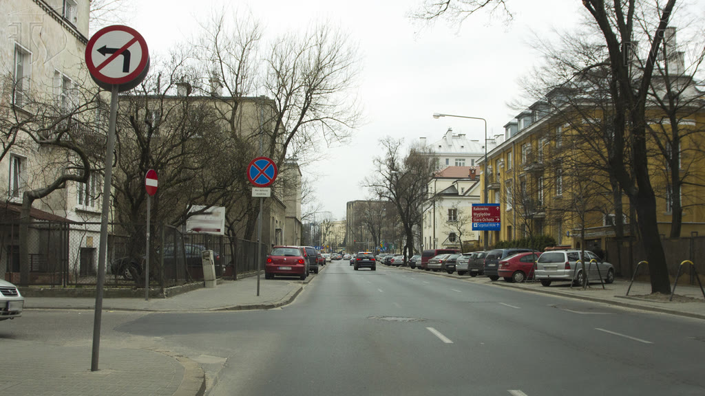 Question illustration: Are you allowed to turn left in this situation?