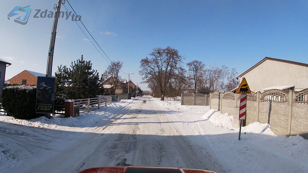 Question illustration: Is it permissible to stop a vehicle directly behind a visible indicator post?