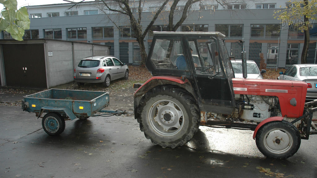 Bild zur Frage: Wie werden Sie die beste Bremswirkung der Motorbremse erreichen, wenn Sie eine Fahrzeugkombination, bestehend aus einer Zugmaschine und einem Anhänger, führen?