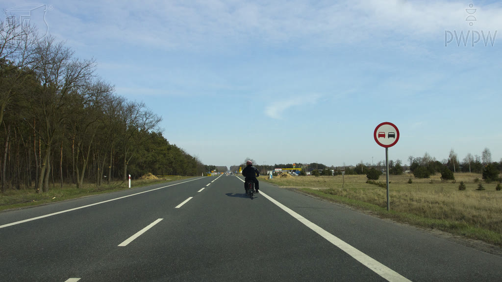 Question illustration: Are you allowed in this situation to overtake a single-track motorcycle if you are driving a multi-track motorcycle?