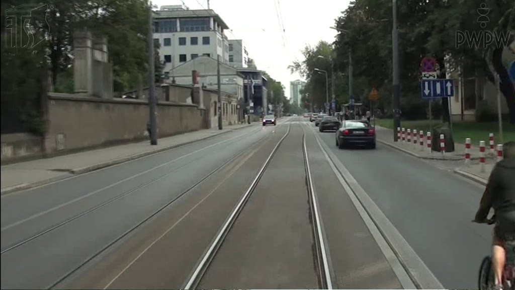 Ilustracja do pytania: Czy masz prawo wyprzedzić rowerzystę, jeśli odstęp tramwaju od niego wynosi 0,5 m?