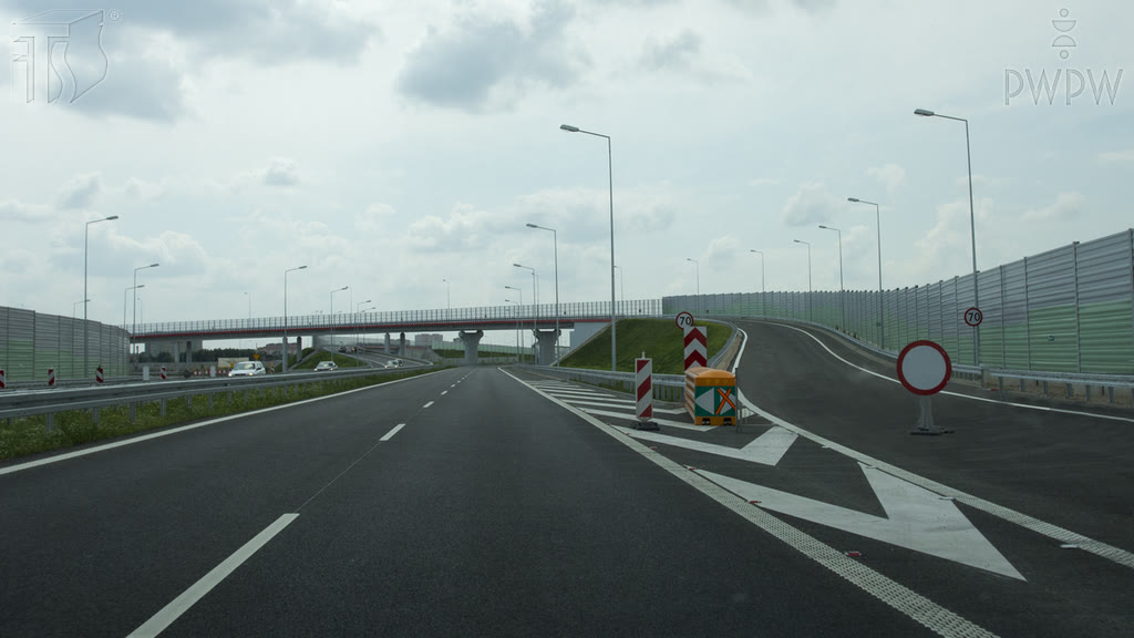 Question illustration: Does the sign placed on the right roadway mean that it is closed to the traffic?
